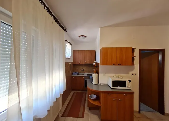 Raste アパート イェゼラ